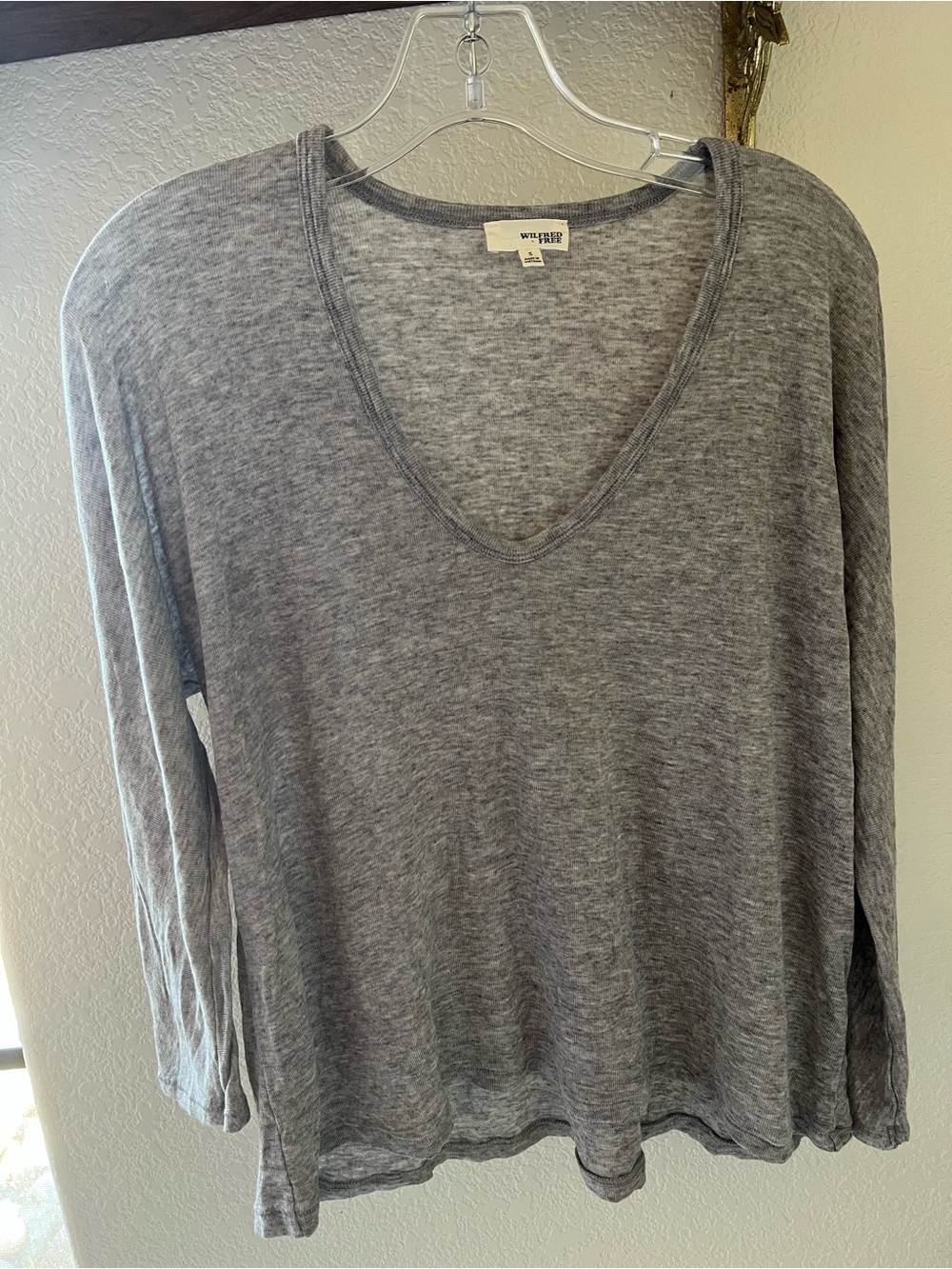 Wilfred Free Aritzia Grey V-Neck 3/4 Sleeve Top